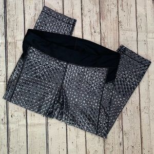 Underarmour patterned compression crop leggings